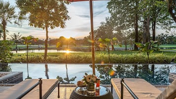 Una piscina al aire libre