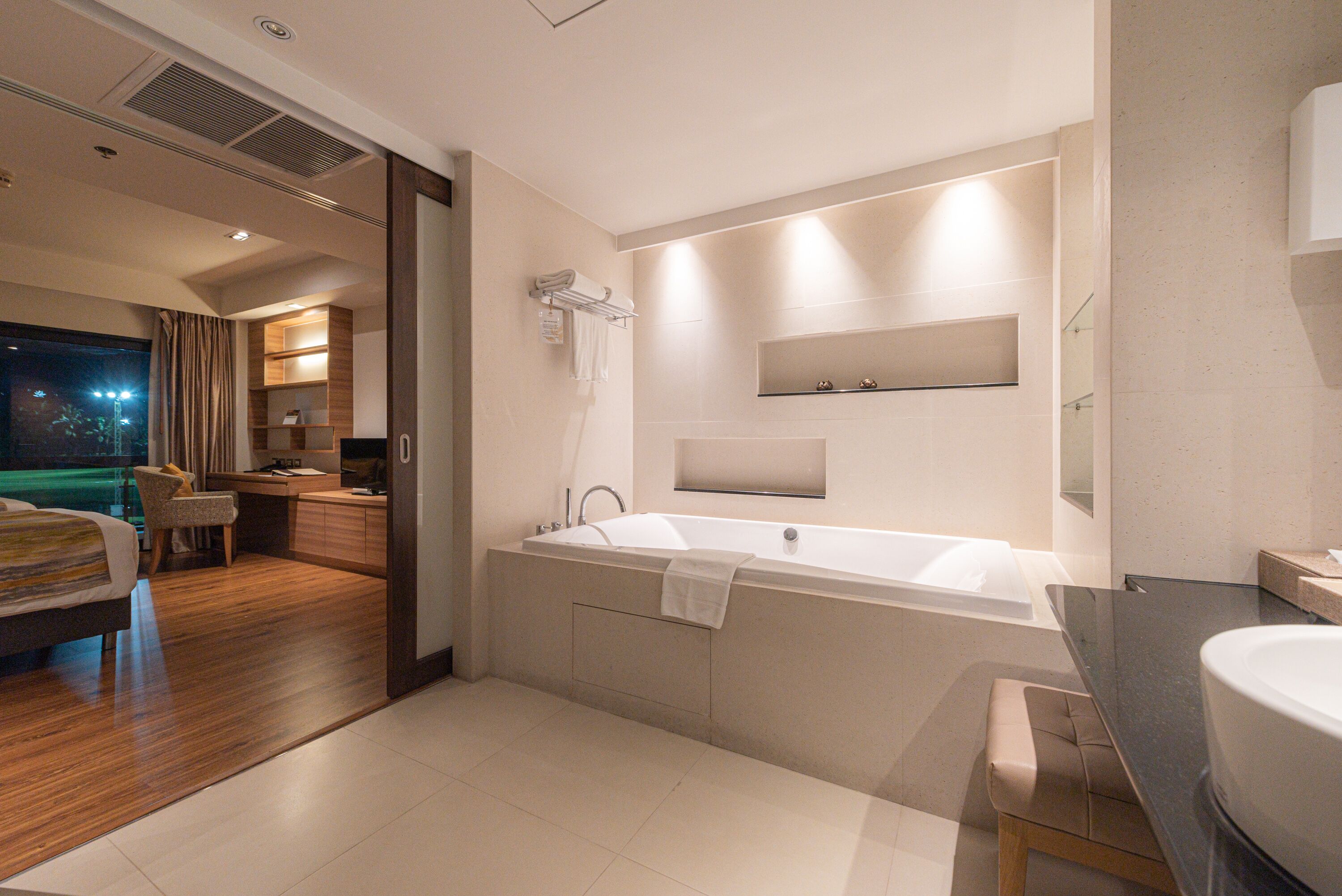 Executive Deluxe Suite - Free Suvarnabhumi Airport Transfer | Bathroom | Separate tub and shower, free toiletries, hair dryer, bathrobes