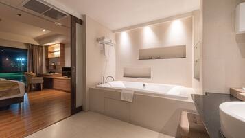 Executive Deluxe Suite - Free Suvarnabhumi Airport Transfer | Bathroom | Separate tub and shower, free toiletries, hair dryer, bathrobes