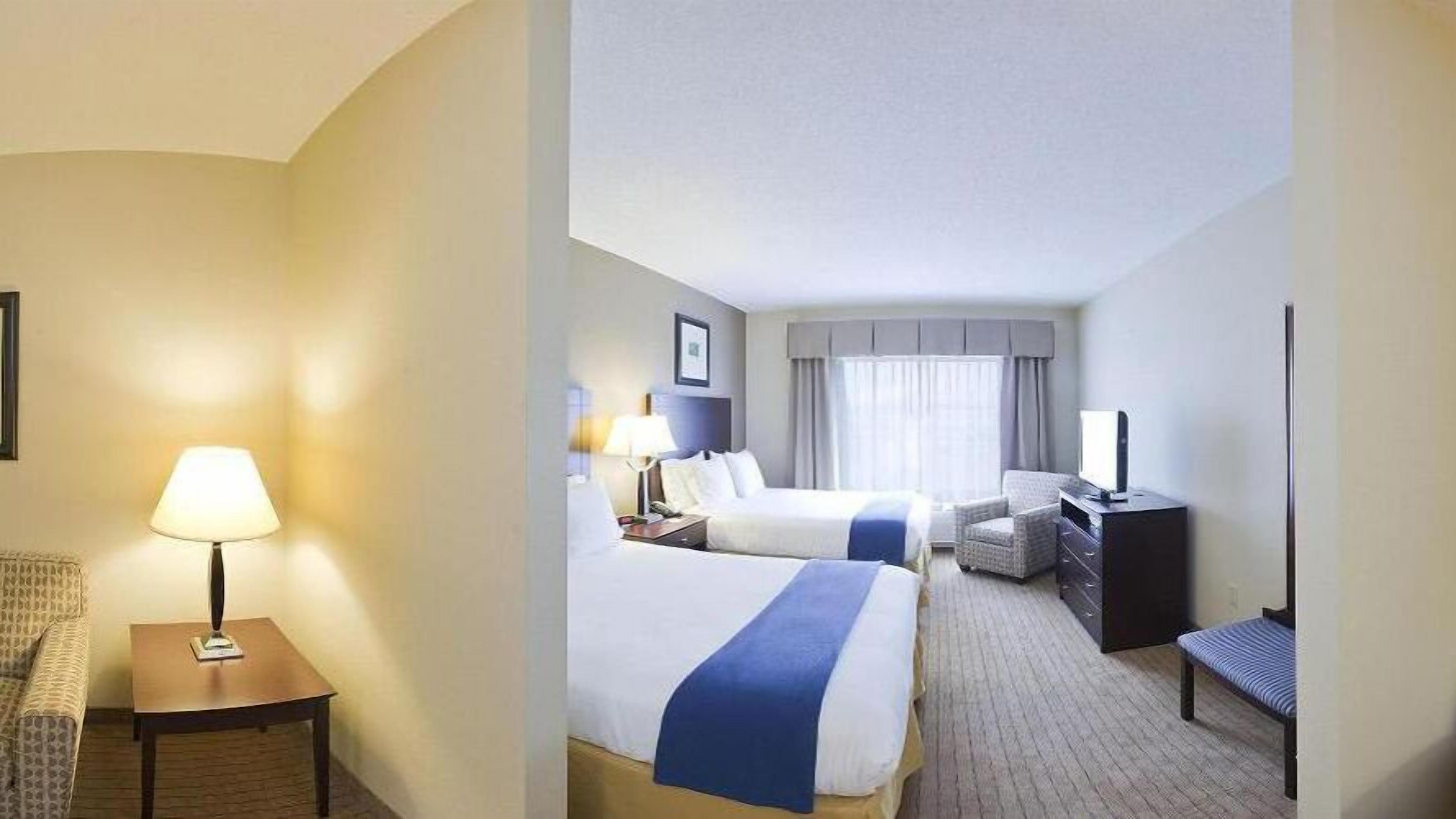 Een bureau, een strijkplank/strijkijzer, gratis babybedden