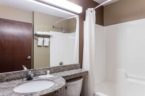 Combined shower/tub, free toiletries, hair dryer, towels - Microtel Inn & Suites by Wyndham Macon (Macon)