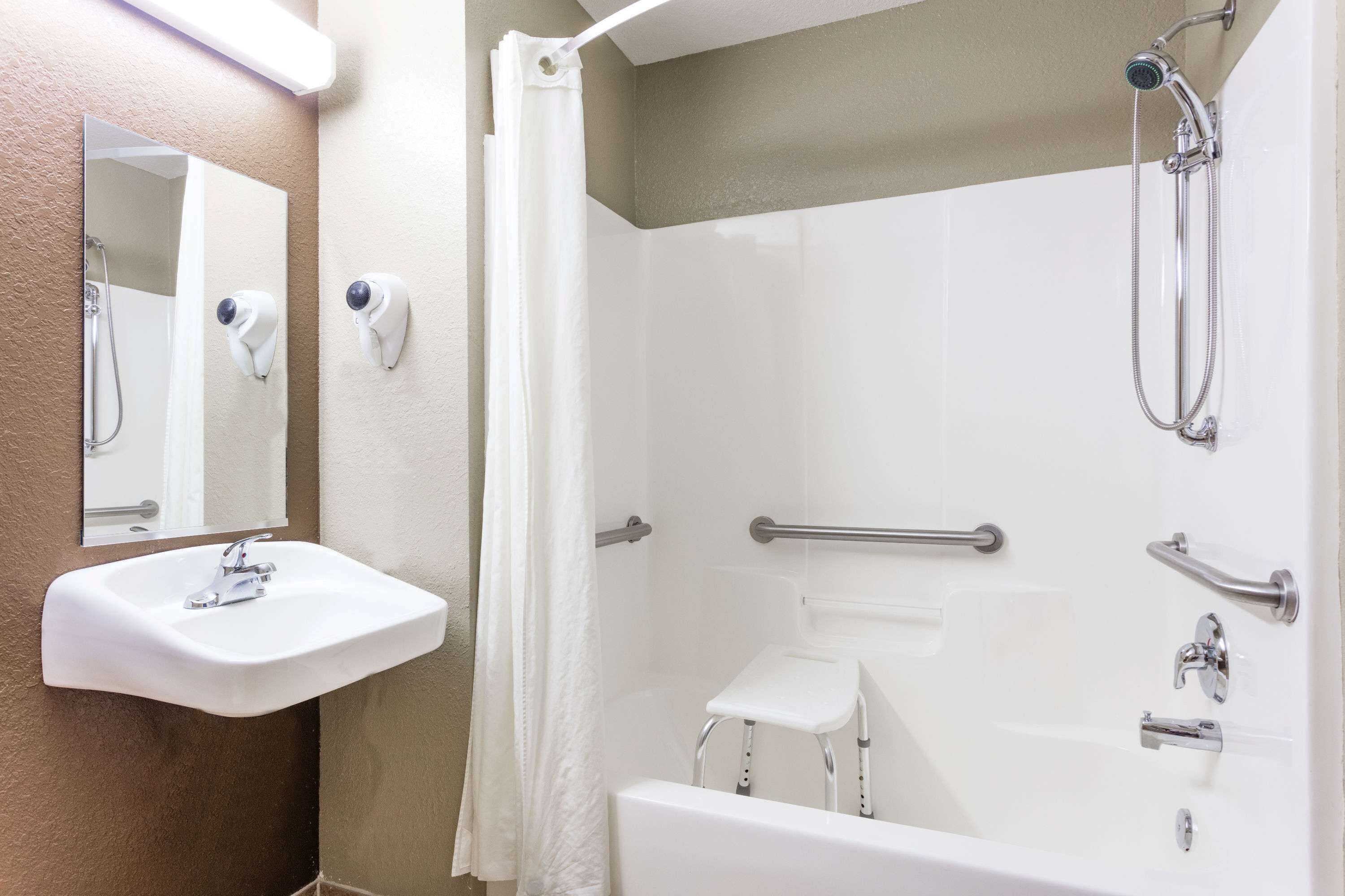combined shower/bathtub, free toiletries, hair dryer, towels