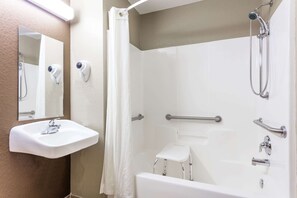 Ensemble douche/baignoire, articles de toilette gratuits, sèche-cheveux
