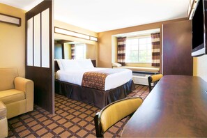 Desk, soundproofing, iron/ironing board, cribs (free) - Microtel Inn & Suites by Wyndham Macon (Macon)
