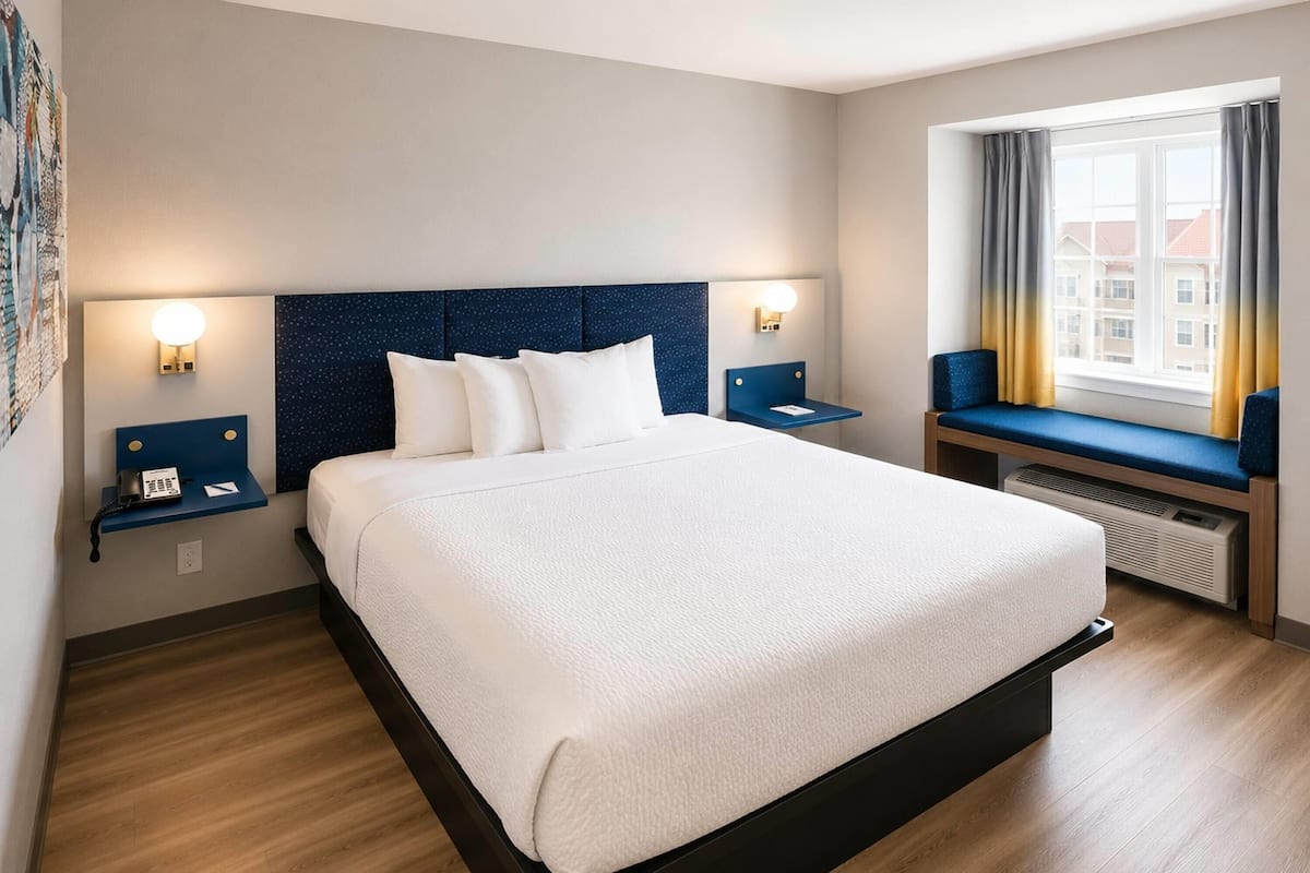 Room, 1 Queen Bed, Non Smoking | Desk, soundproofing, iron/ironing board, free cots/infant beds
