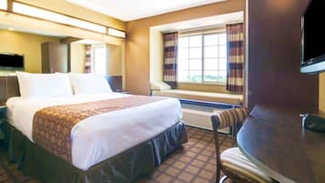 Escritorio, insonorización y tabla de planchar con plancha