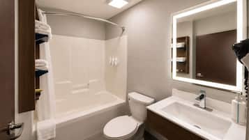 Een bad/douchecombinatie, gratis toiletartikelen, een haardroger