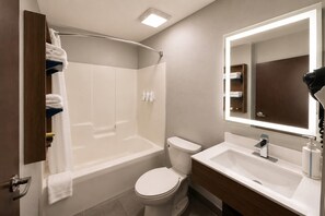 Ensemble baignoire-douche, articles de toilette (gratuits)