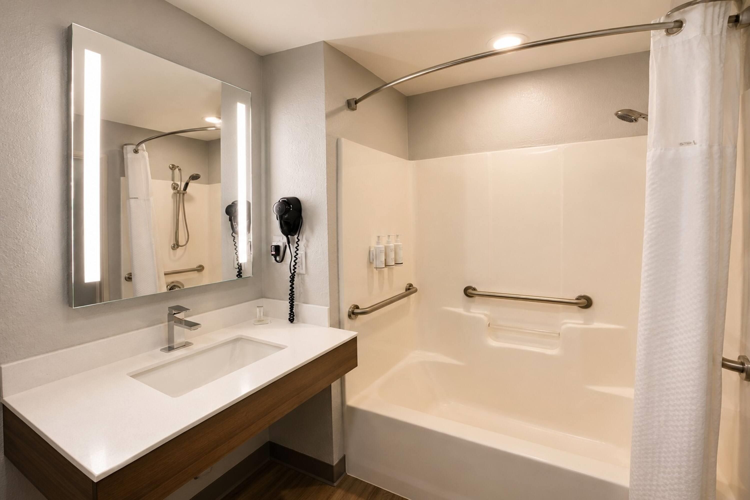 Deluxe Room, 2 Queen Beds, Accessible, Non Smoking (Mobility Accessible) | Bathroom