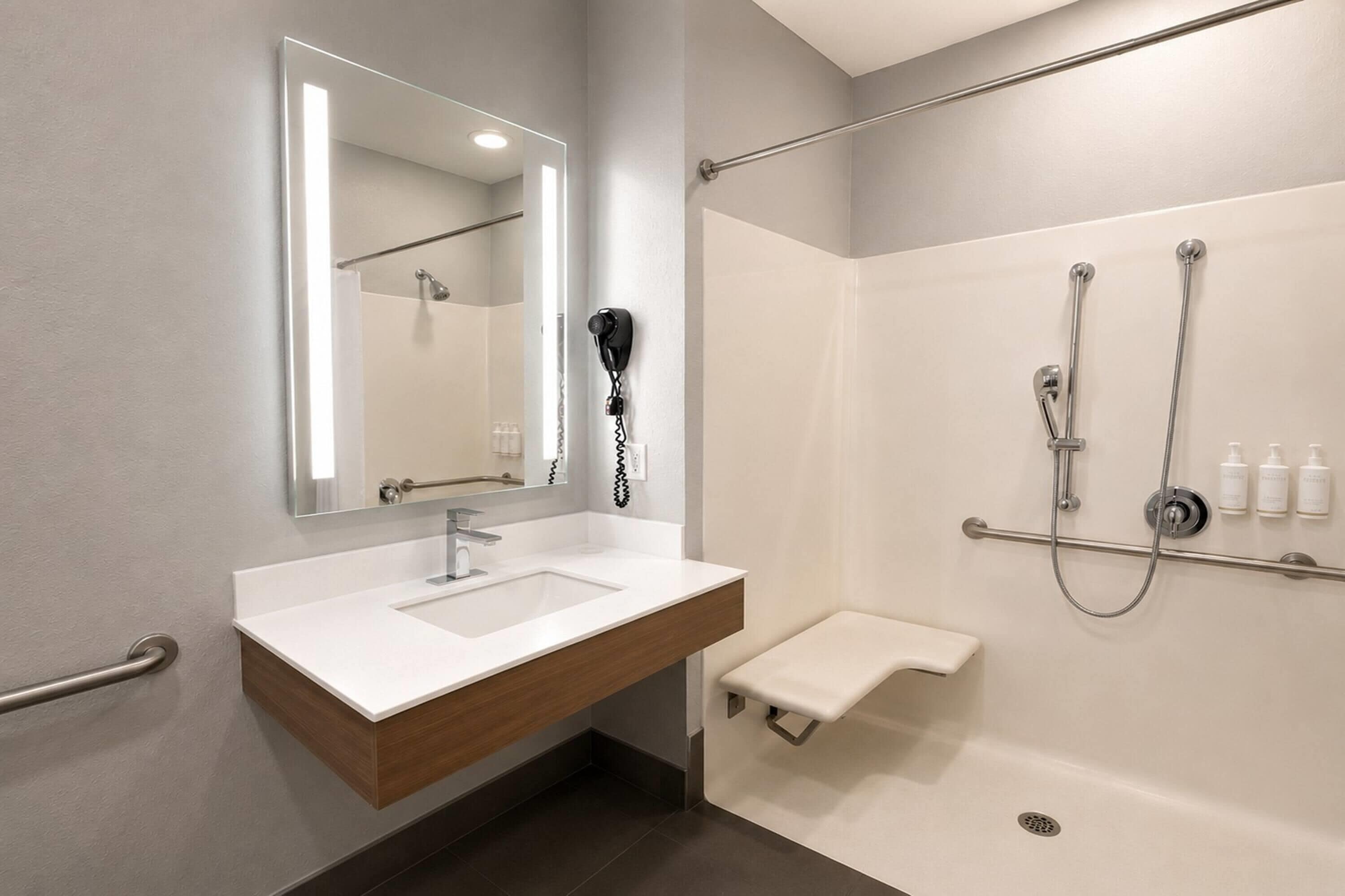 Bañera con ducha, artículos de tocador gratuitos, secador de pelo