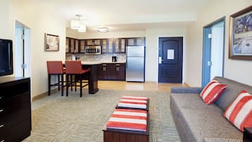 Suite, 2 Bedrooms, Kitchen | Living area
