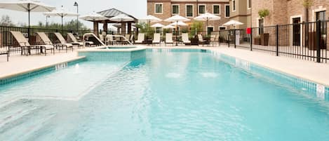 Piscina all'aperto, lettini
