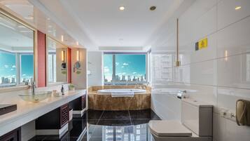 Business-Suite | Badezimmer | Duschwanne, kostenlose Toilettenartikel, Haartrockner, Bademäntel