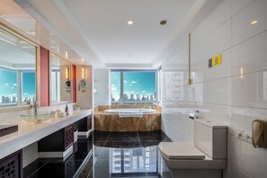 Business suite | Badkamer | Een bad/douchecombinatie, gratis toiletartikelen, een haardroger