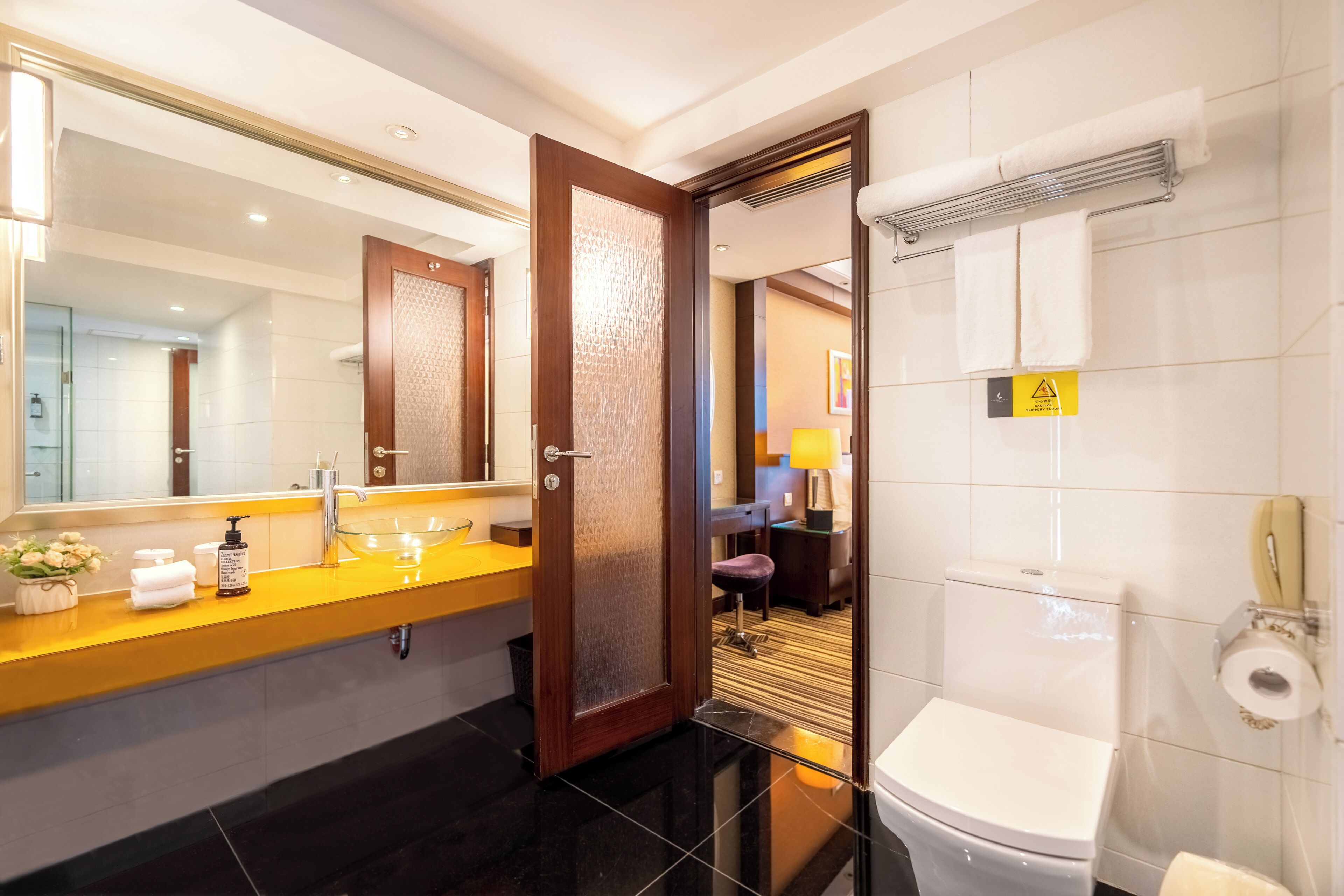 leeden suite | bathroom | combined shower/bathtub, free toiletries, hair dryer, bathrobes