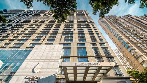 Edificio de HOTEL LEEDEN con fachada moderna, grandes ventanales y una entrada destacada.