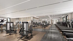 Un gimnasio moderno con diversos equipos de ejercicio, incluyendo cintas de correr y máquinas de pesas.