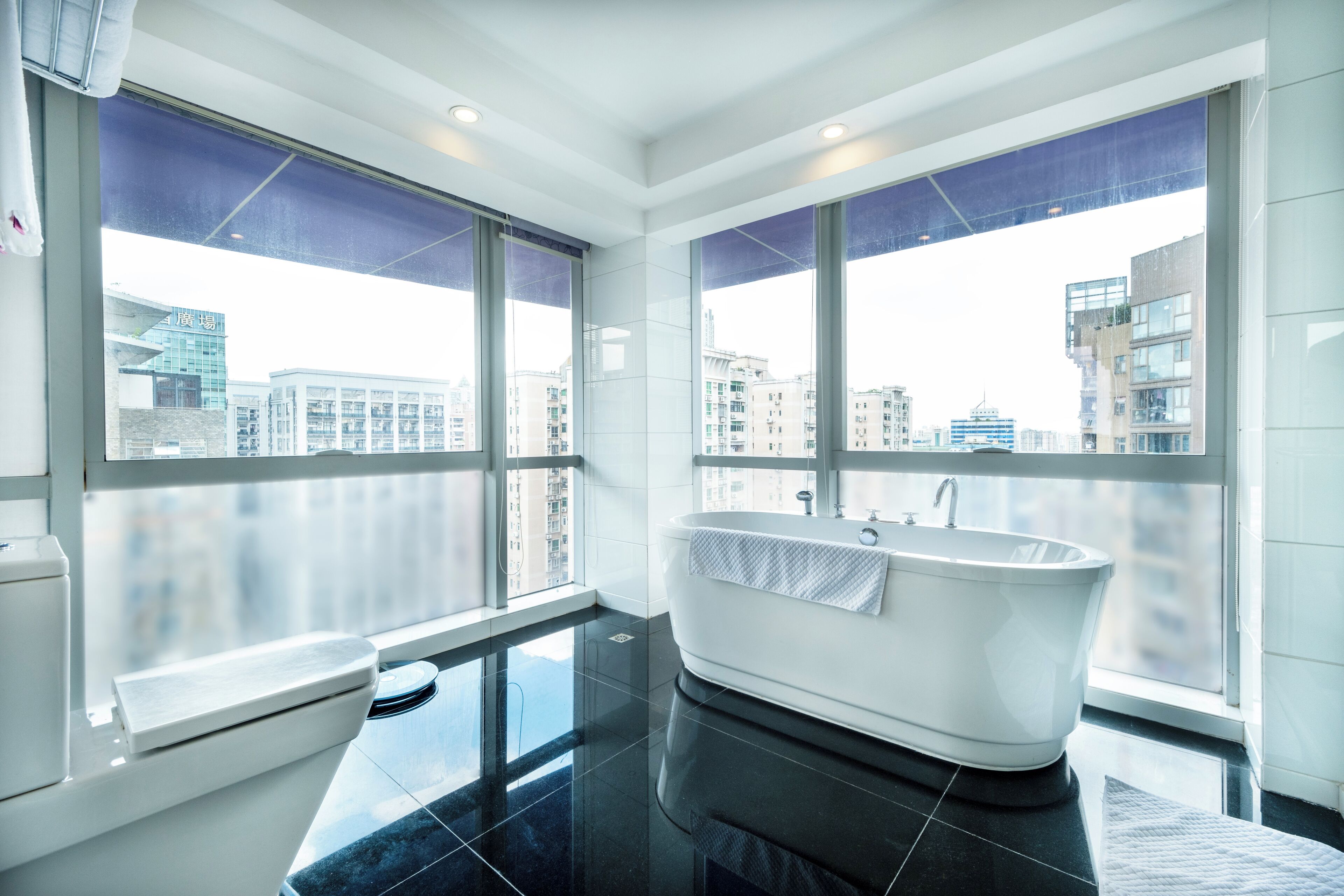 executive suite | bathroom | combined shower/bathtub, free toiletries, hair dryer, bathrobes