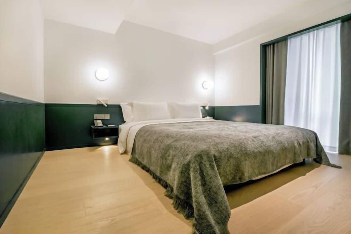 Minibar, pengeskab på værelset, skrivebord, mørklægningsgardiner