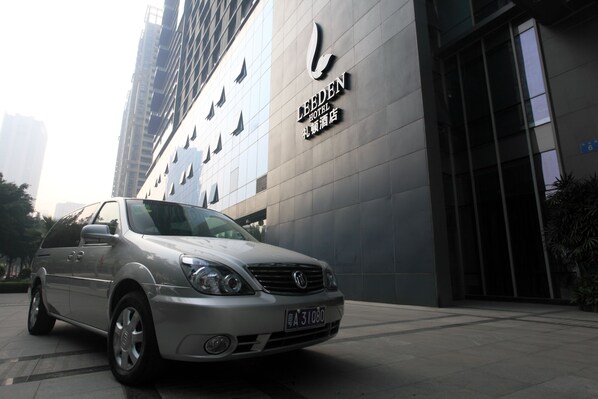 A modern building with a sign for Leeden Hotel. - Leeden Hotel Guangzhou (Guangzhou)