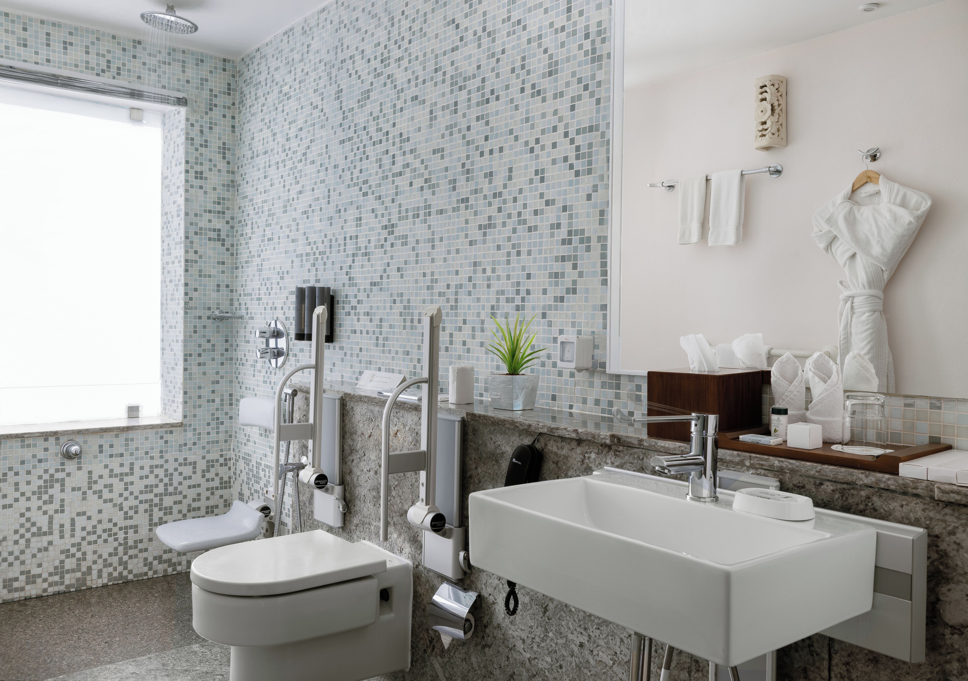 Un baño moderno con inodoro, lavabo y ducha.