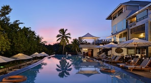 Outdoor pool, pool loungers - Gokulam Grand Turtle On The Beach (Neyyattinkara)