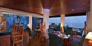 Bar (on property) - Gokulam Grand Turtle On The Beach (Neyyattinkara)