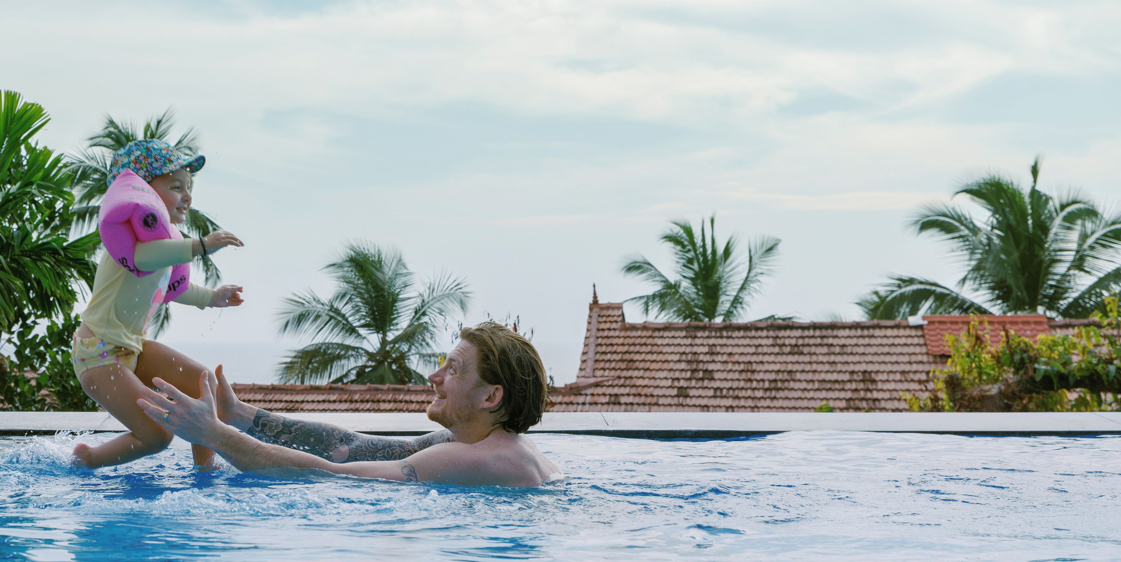 Kolam renang outdoor, dengan kursi berjemur