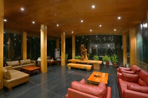 Relax in style with ample seating and a striking sculpture in our spacious lobby.