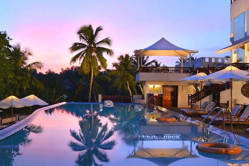Outdoor pool, pool loungers