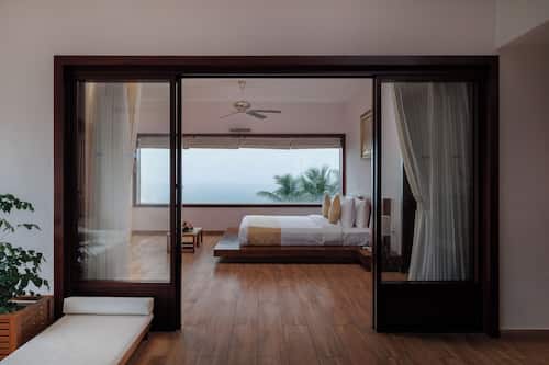 Turtle Signature Suite | 1 bedroom, premium bedding, pillow-top beds, minibar