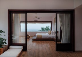 Turtle Signature Suite | 1 bedroom, premium bedding, pillowtop beds, minibar