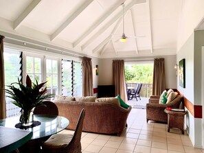 Familieleilighet, hageområde | Oppholdsområde | En 32-centimeters Flatskjerm-TV med digitale kanaler samt TV