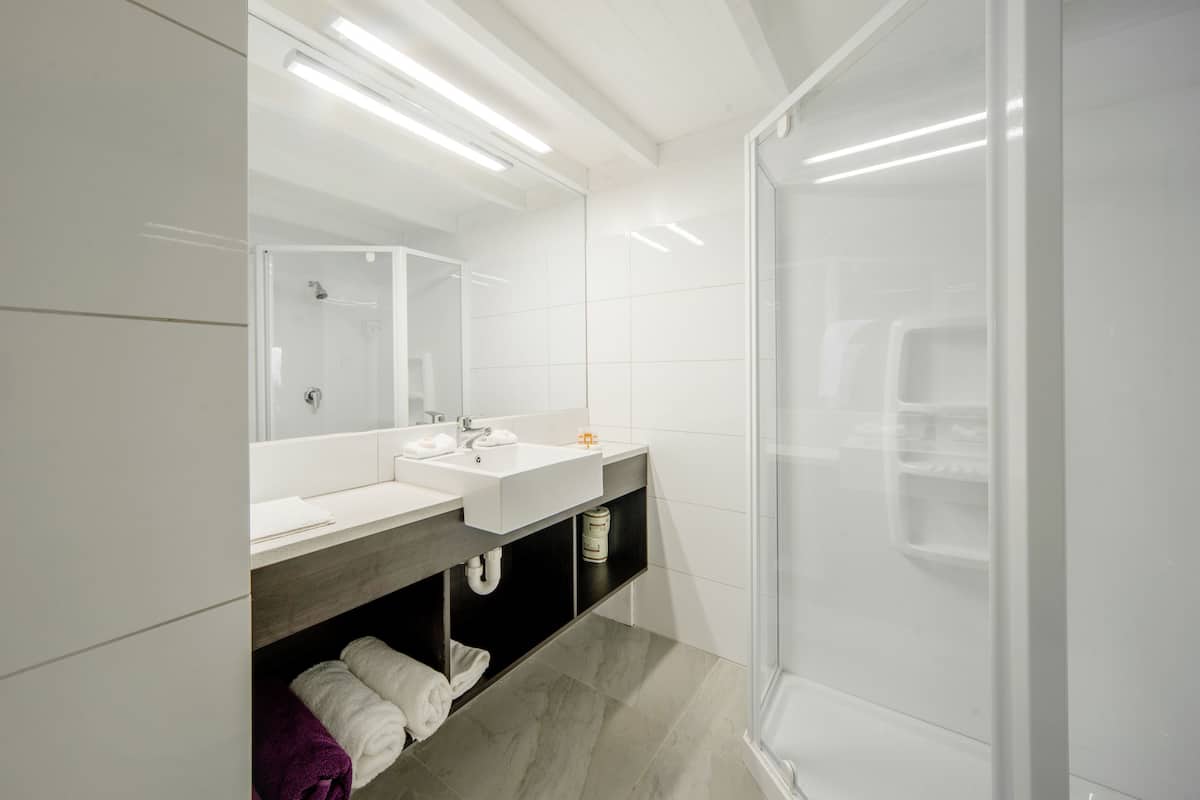 studio, beachfront | bathroom | shower, free toiletries, hair dryer, towels