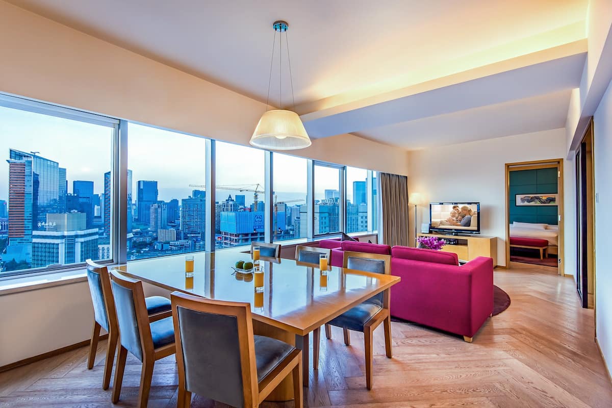 Departamento ejecutivo, 2 habitaciones | Área de sala de estar | Televisión de 24 pulgadas con canales digitales