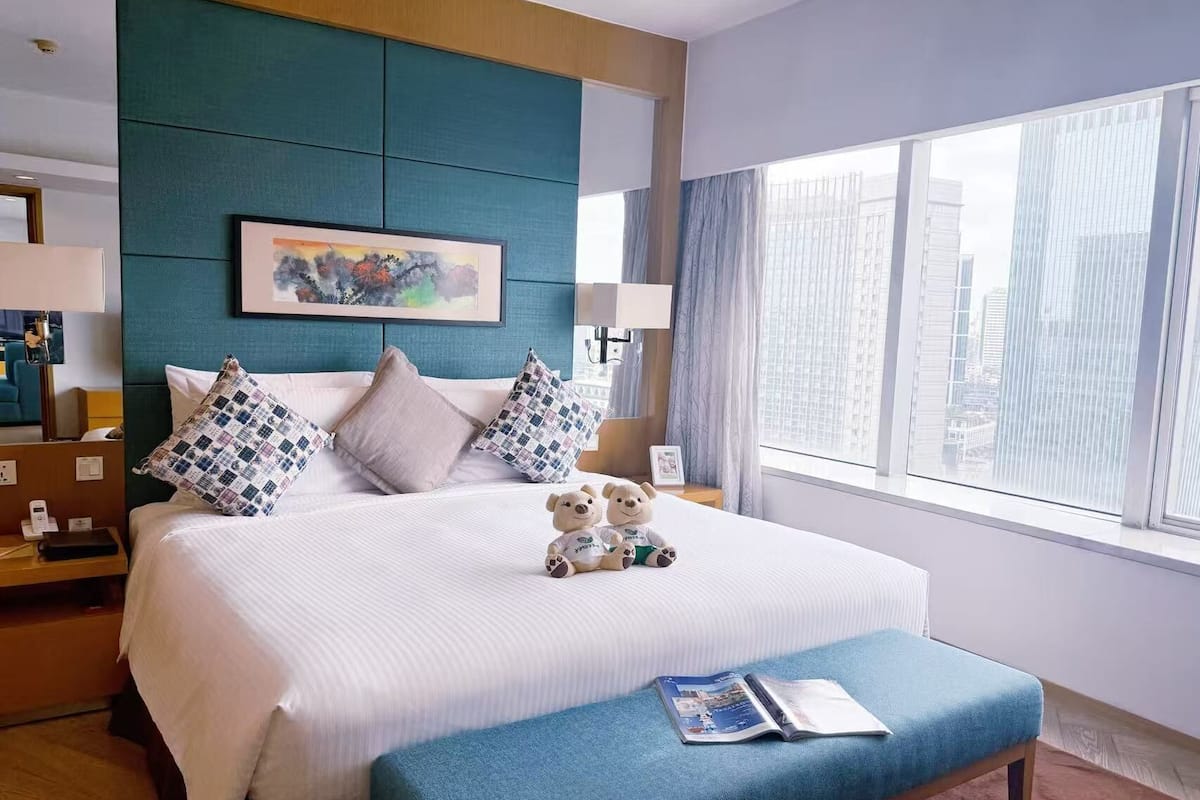 Habitación triple ejecutiva | Ropa de cama de alta calidad y edredones de plumas