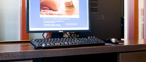 Una computadora con monitor, teclado y ratón sobre un escritorio.