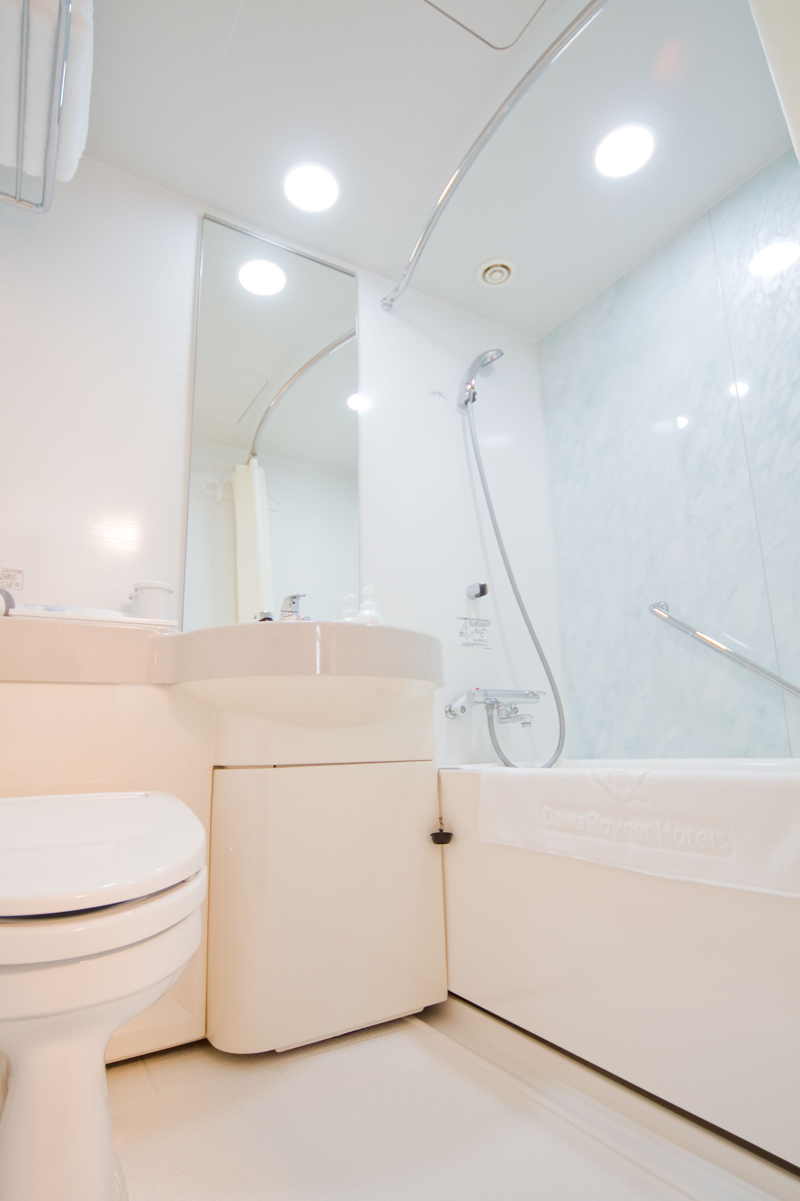 combined shower/bathtub, hair dryer, bathrobes, slippers