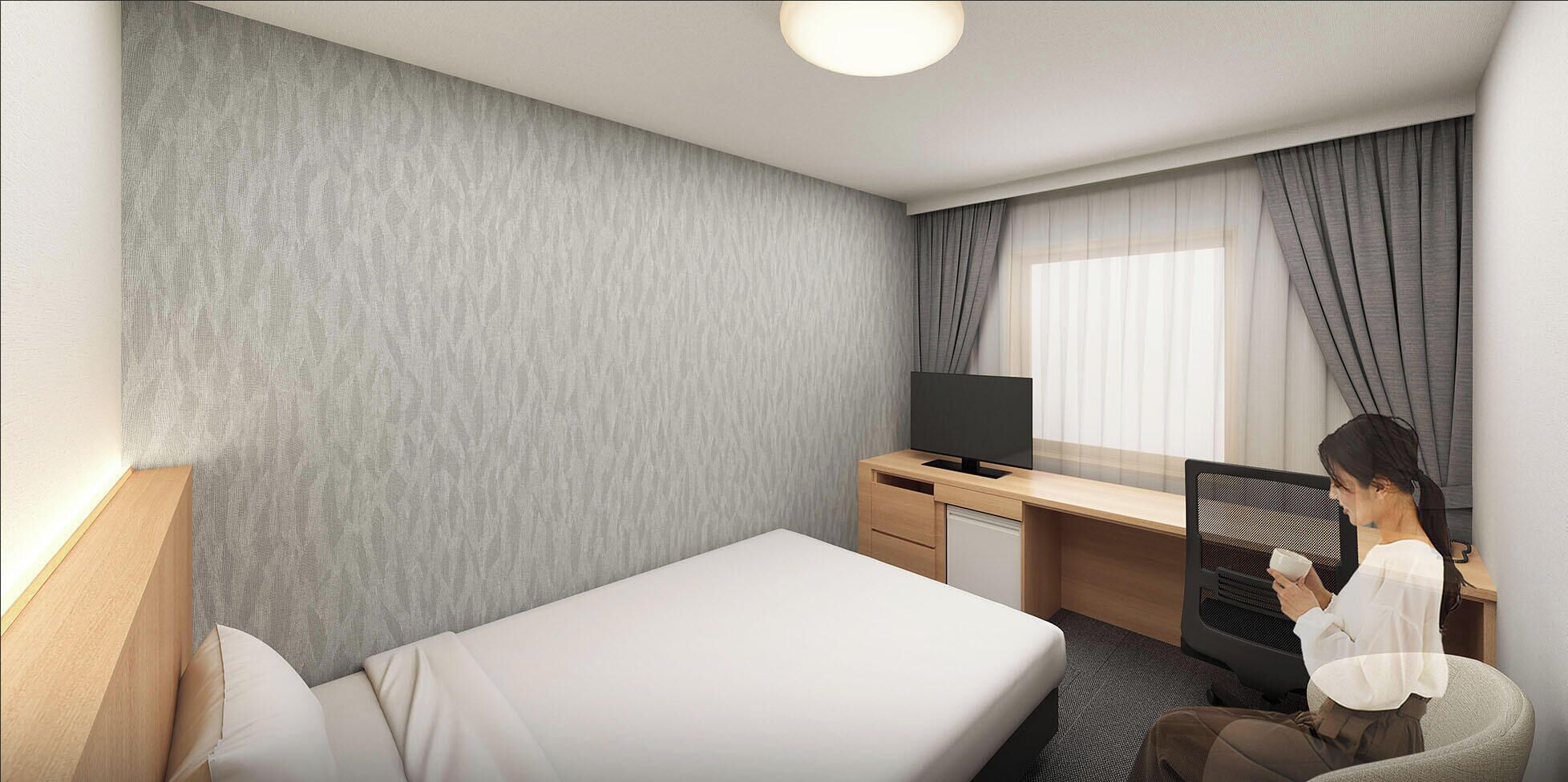 Una habitación de hotel con cama, escritorio, televisor y una silla.