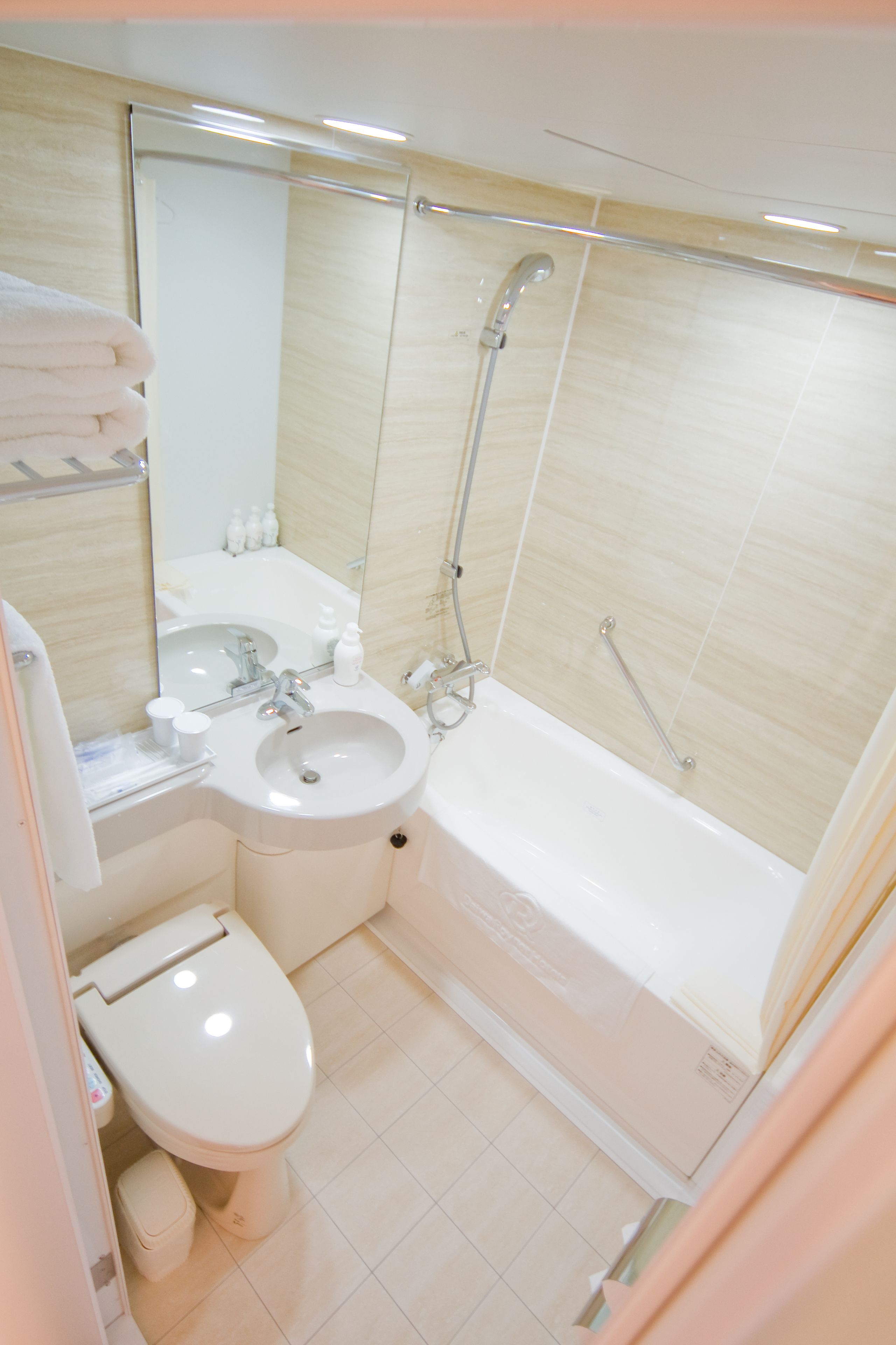 combined shower/bathtub, hair dryer, bathrobes, slippers