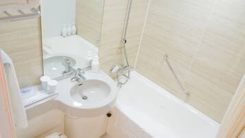 Bañera con ducha, secador de pelo, batas, pantuflas