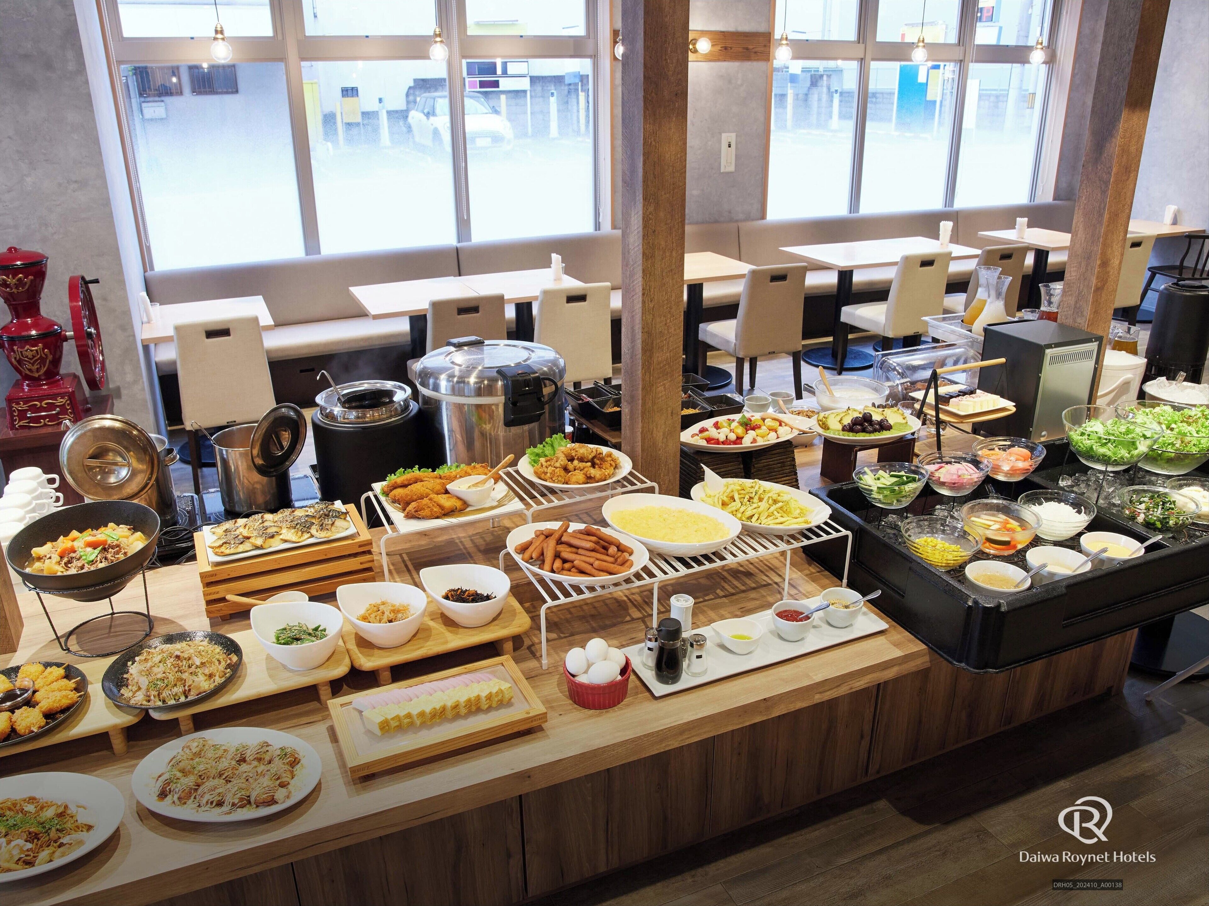 Daily buffet breakfast (JPY 1500 per person)