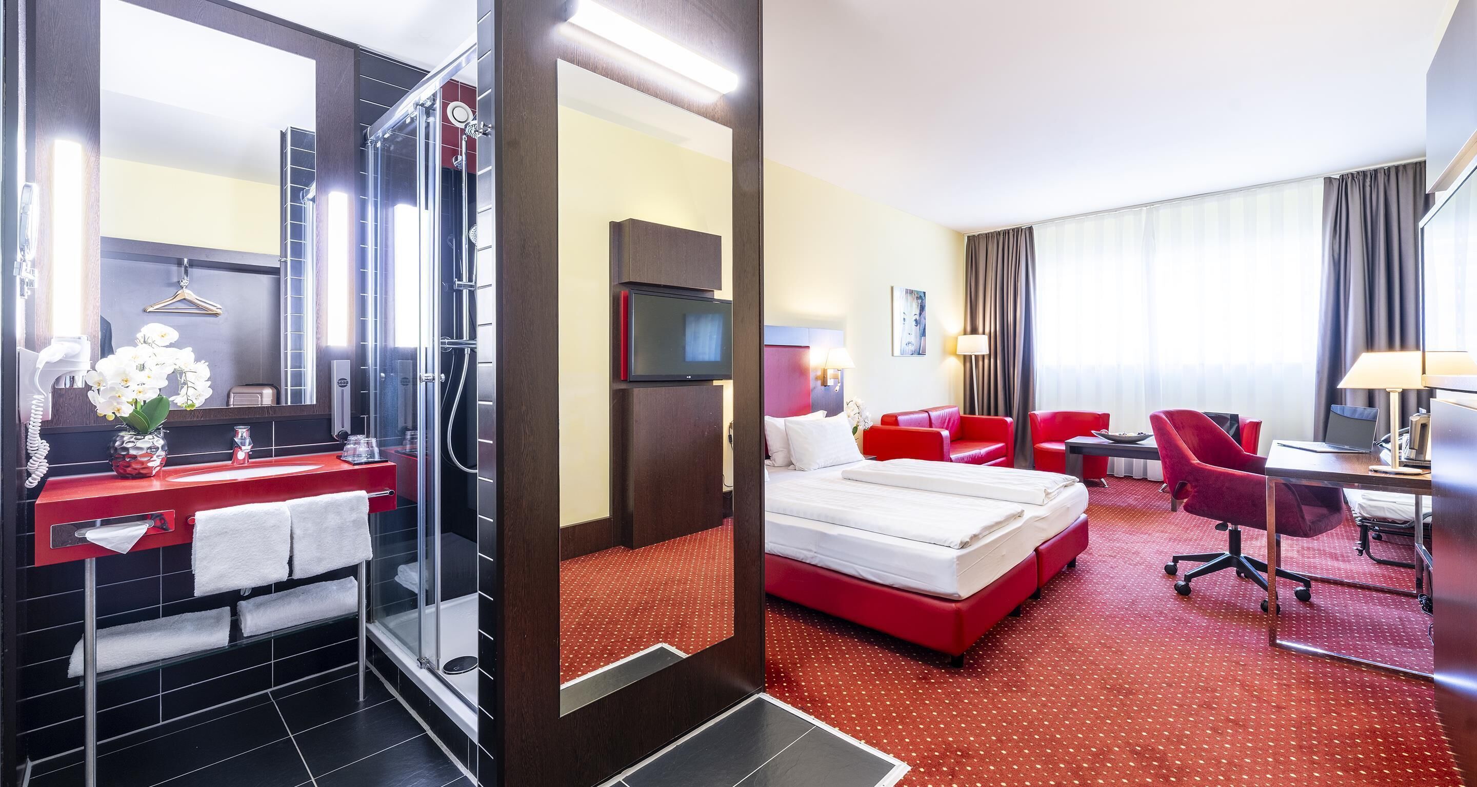 Allergikerbettwaren, Minibar, Zimmersafe, individuell dekoriert