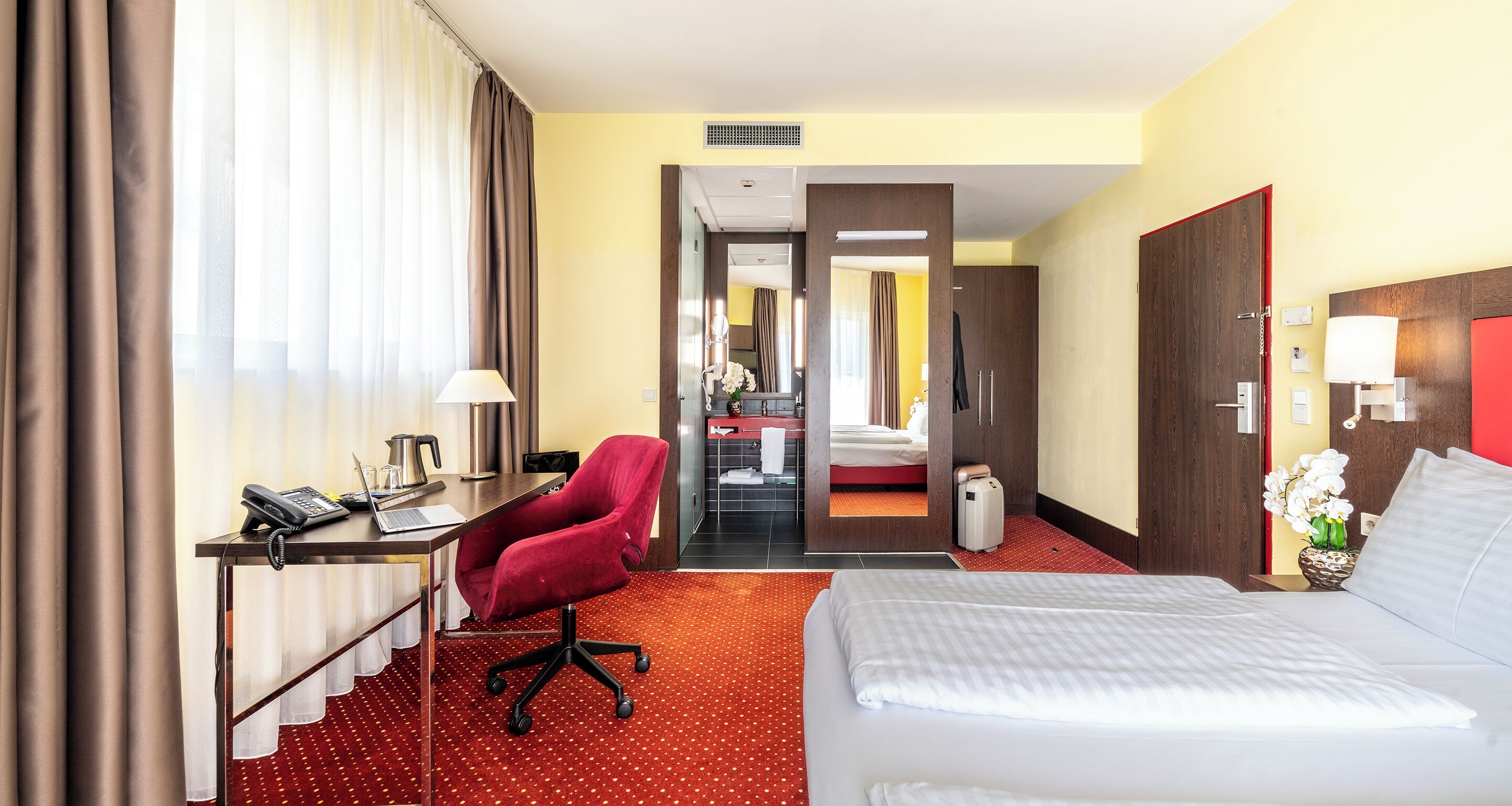 Een minibar, individueel gedecoreerd, een bureau, een laptopwerkplek