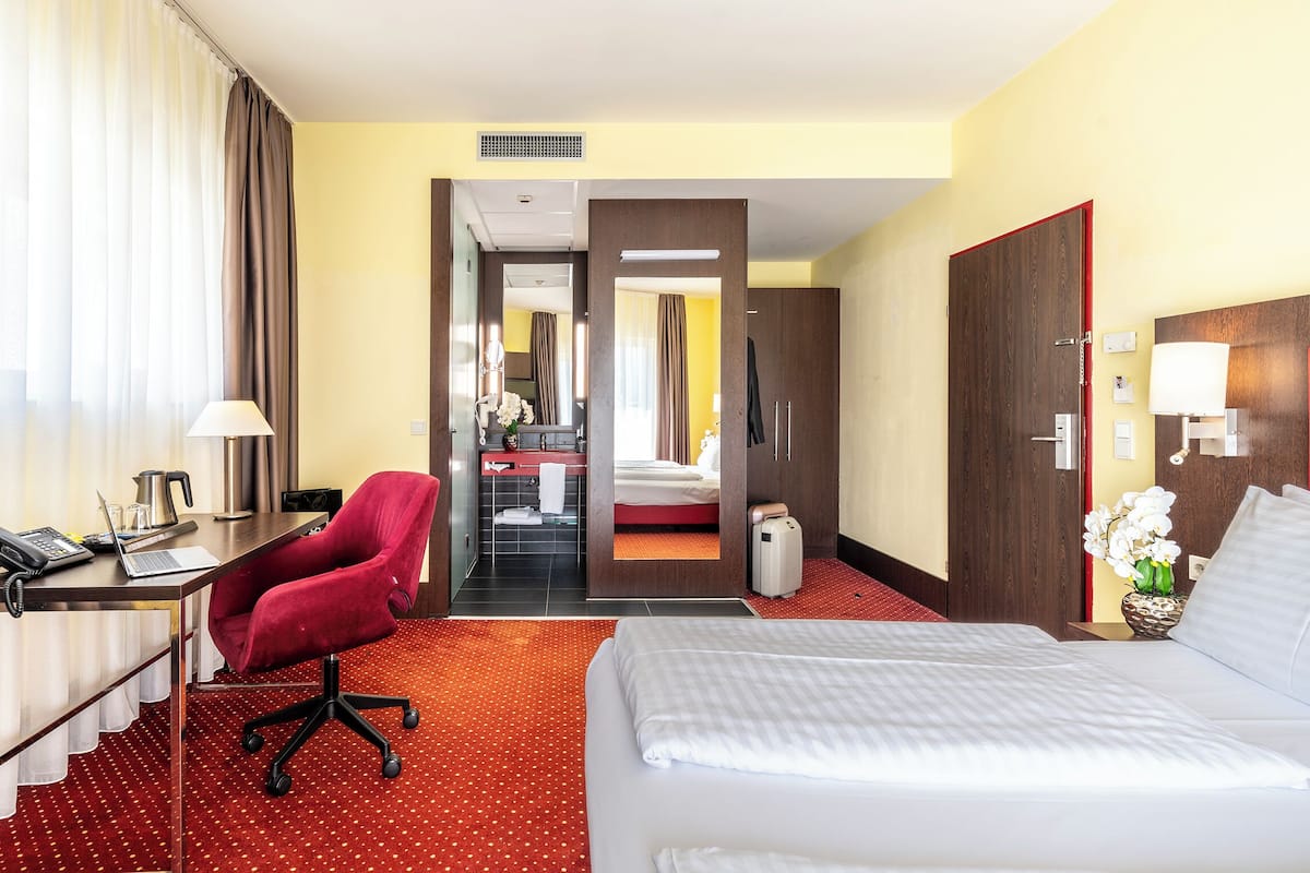 Een minibar, individueel gedecoreerd, een bureau, een laptopwerkplek