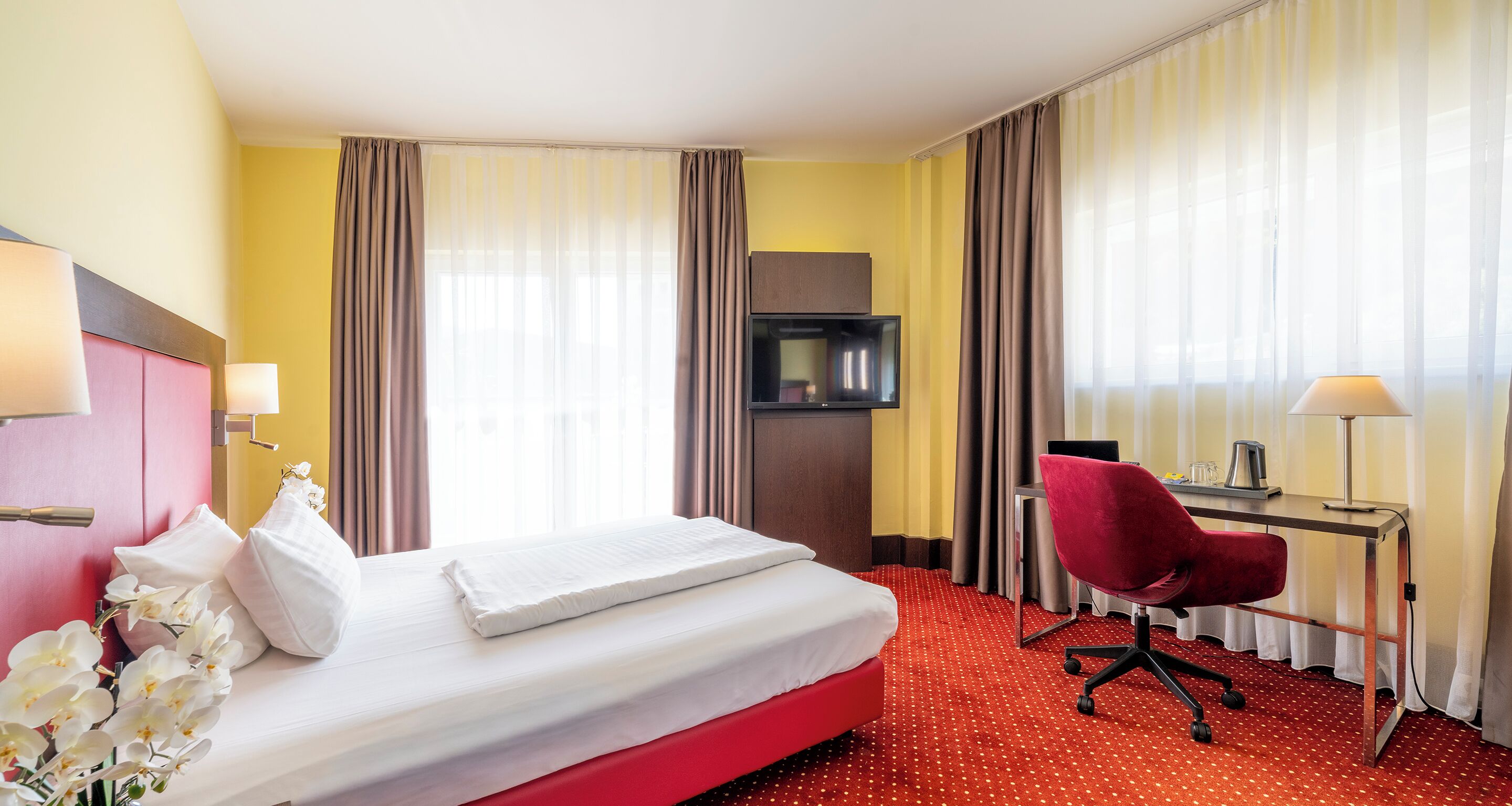 Een minibar, individueel gedecoreerd, een bureau, een laptopwerkplek