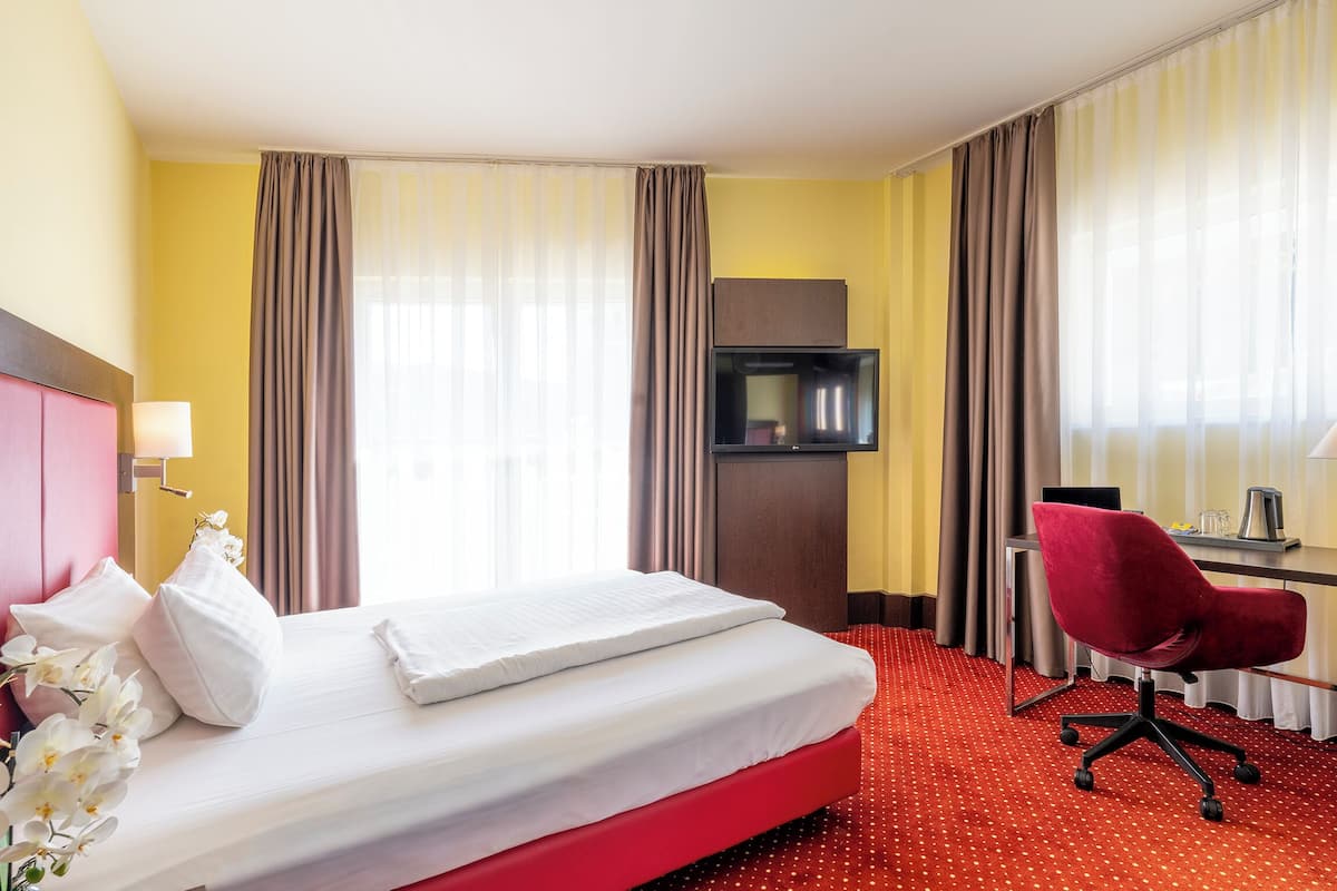 Een minibar, individueel gedecoreerd, een bureau, een laptopwerkplek