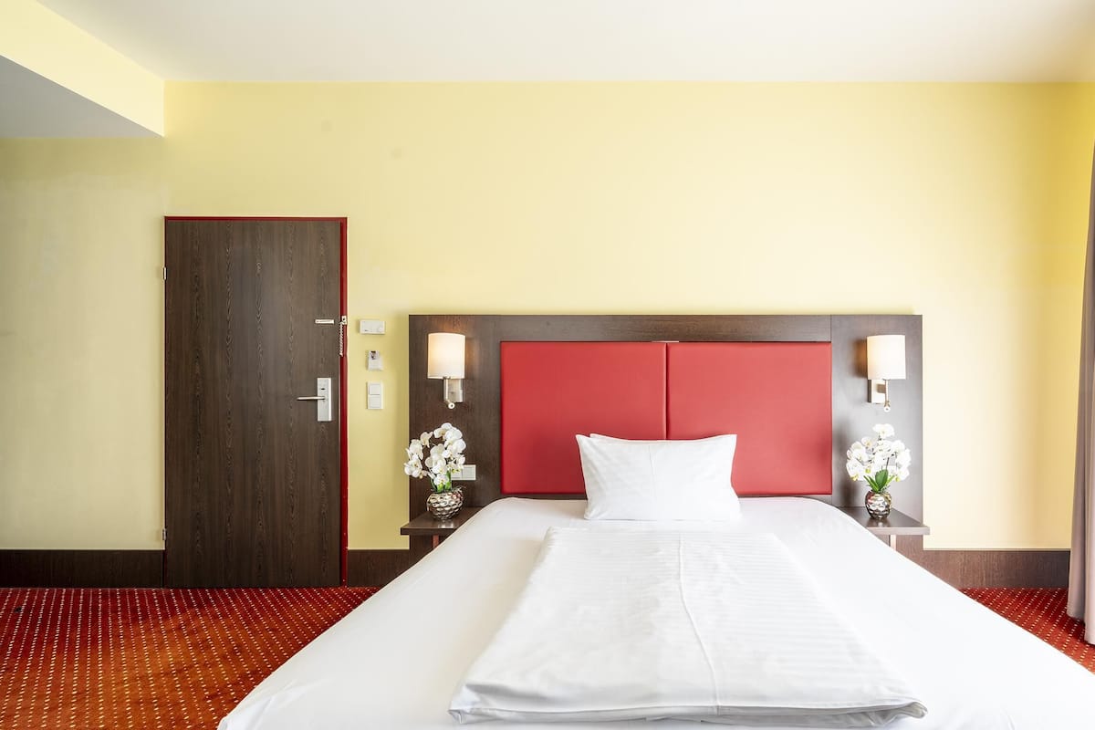 1 bedroom, hypo-allergenic bedding, minibar, in-room safe