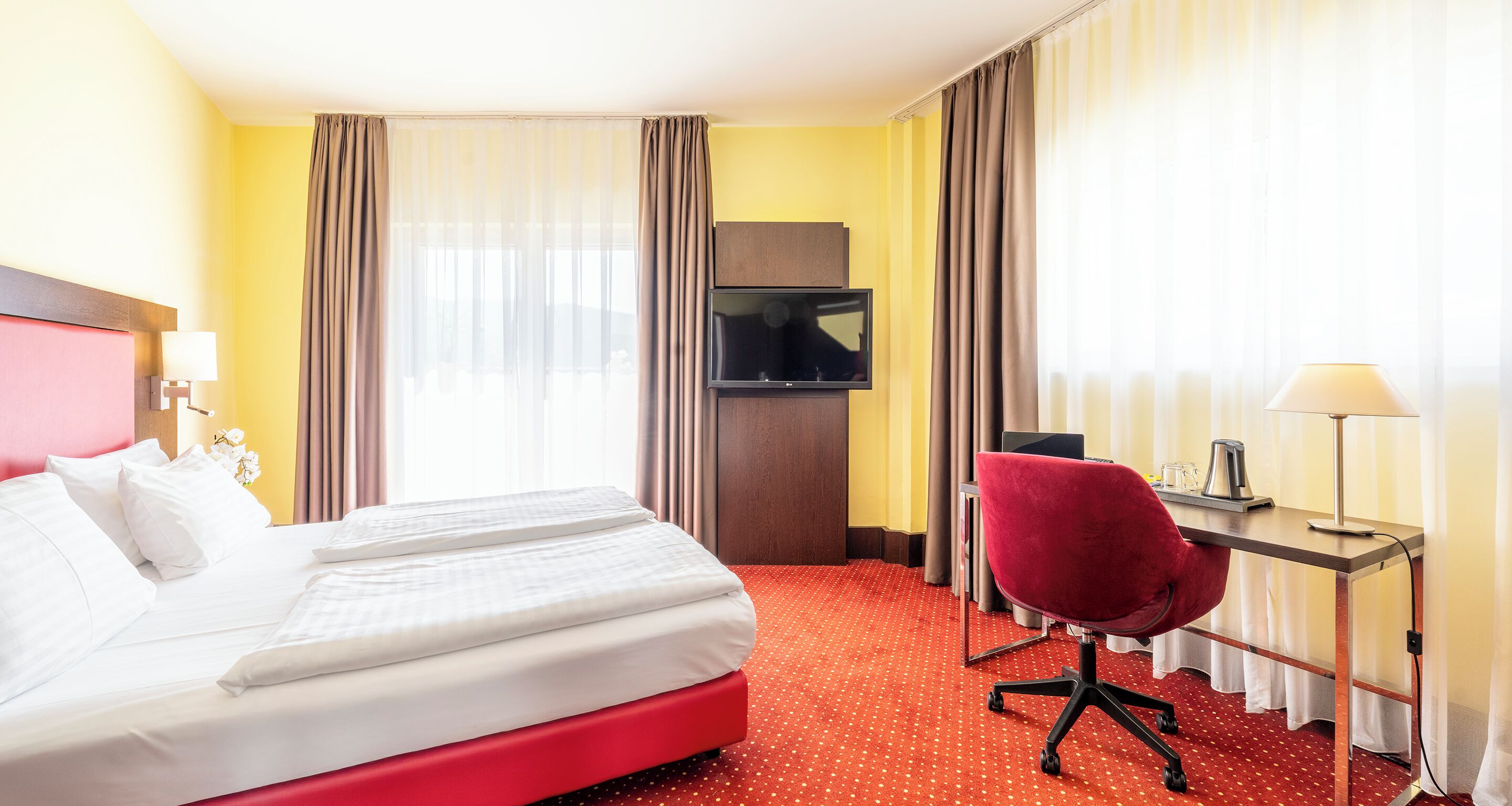 Een minibar, individueel gedecoreerd, een bureau, een laptopwerkplek