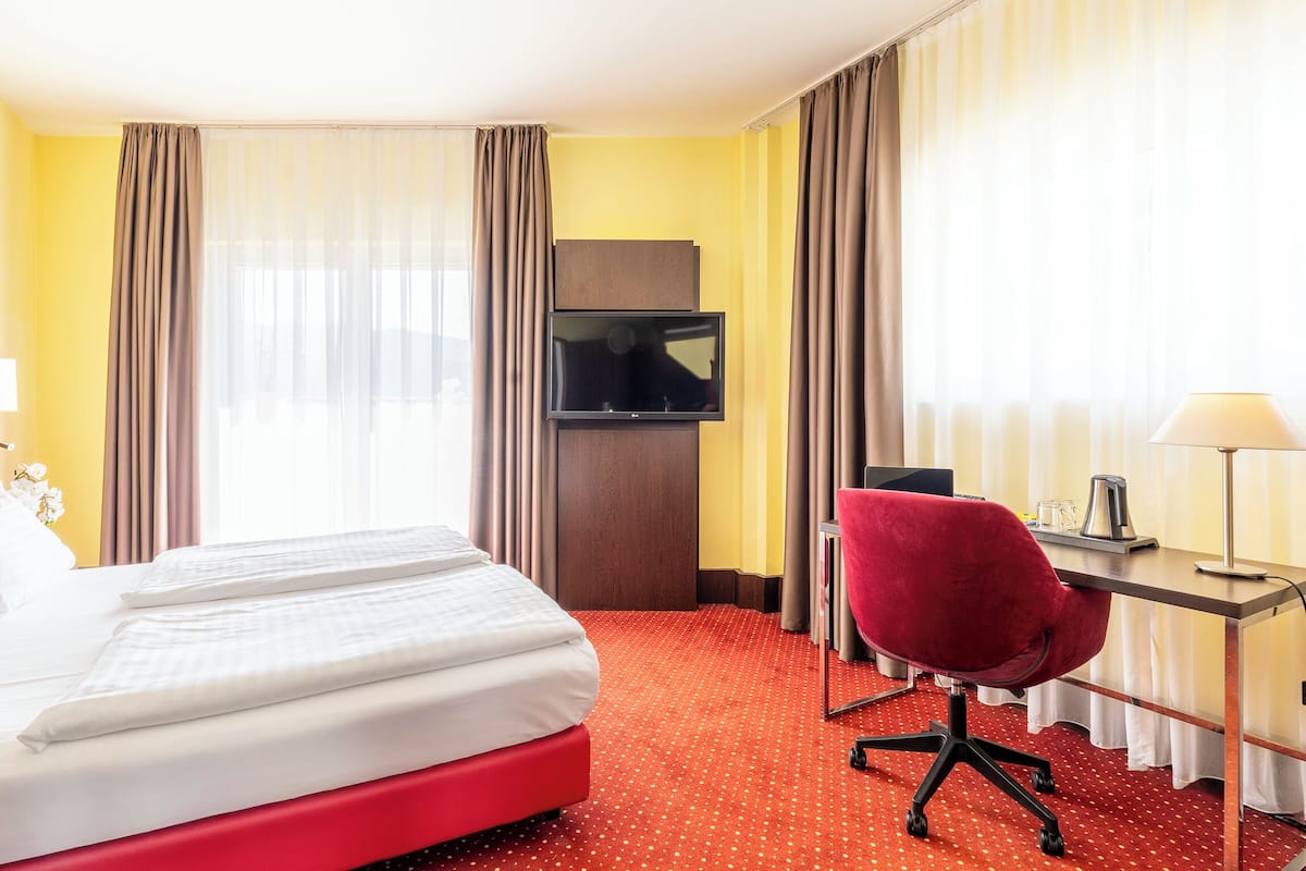 Een minibar, individueel gedecoreerd, een bureau, een laptopwerkplek